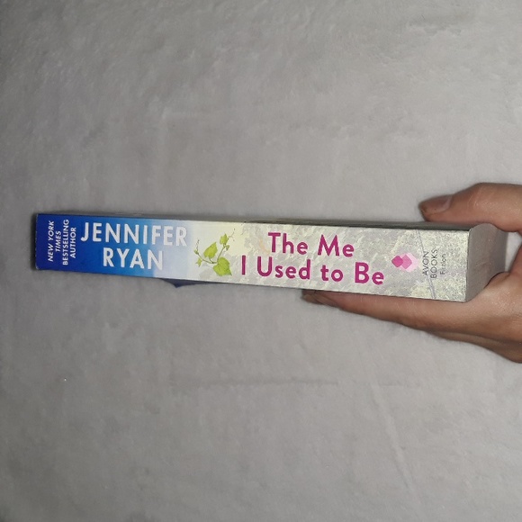 The Me I Used To Be, a paperback book written by Jennifer Ryan in Copyright 2019 - Picture 4 of 4